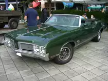 Oldsmobile Cutlass Supreme Convertible aus dem Modelljahr 1970 im Farbton sherwood green. Der Cutlass war das Kompaktklasse-Modell der GM-Division Oldsmobile und stand im Jahr 1961 als Modell F-85 erstmals bei den Händlern. Er sollte dem Dodge Lancer und Mercury Comet Konkurrenz machen. Im Jahr 1970 wurde der Cutlass zum eigenständigen Modell, es gab den F-85 Cutlass in zwei Ausführungen, als Fastback namens Cutlass S und als Stufenheck und Cabriolet als Cutlass Supreme. Letzteres gab es nur bis zum Modelljahr 1972. Angetrieben wird der Wagen von einem V8-Motor mit einem Hubraum von 350 cui (5735 cm³) und einer Leistung von 325 PS. Oldtimertreffen in Heiligenhaus am 12.09.2021.