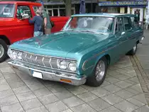 Plymouth Belvedere Wagon von 1964. Im Modelljahr 1964 war die Belvedere Baureihe das Basismodell im Programm der Chrysler-Division Plymouth. Darüber rangierten die Modelle Savoy und Sport Fury. Der gezeigte Kombiwagen im Farbton medium turquoise war ab einem Kaufpreis von US$ 2981,00 zu haben. Das Modell war mit etlichen Sechszylinderreihenmotor, sowie V8-Motoren lieferbar. Oldtimertreffen in Heiligenhaus am 12.09.2021.