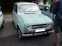 Renault R4, wie er von 1967 bis 1974 gebaut wurde. Der bereits 1961 vorgestellte R4 war ein Millionenseller. Der hier gezeigte R4 stammt aus dem Jahr 1968. Diese Modelle sind an der so genannten  Alubrille  an der Frontmaske zu erkennen. Für den heimischen, französischen Markt war der R4 im Modelljahr 1968 mit einem Vierzylinderreihenmotor ausgerüstet, der aus einem Hubraum von 747 cm³ 27 PS leistete. Die Fahrzeuge für den Exportmarkt hatten ebenfalls einen Vierzylinderreihenmotor, der allerdings mit einem Hubraum von 845 cm³ und einer Leistung von 27 PS oder 36 PS aufwarten konnte. Oldtimertreffen in Heiligenhaus am 12.09.2021.