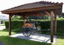 Weckolsheim im Elsaß, historische , handbetriebene Feuerwehrspritze als technisches Denkmal, Juli 2021