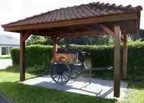 Weckolsheim im Elsaß, historische , handbetriebene Feuerwehrspritze als technisches Denkmal, Juli 2021