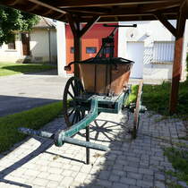 Weckolsheim im Elsaß, historische, handbetriebene Feuerwehrspritze als technisches Denkmal, Juli 2021