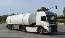 VOLVO FH Tanksattelzug der HOYER GROUP im Auftrag für die Aral AG, Ladegut siehe UN-Nr.: 33/1203 = Benzin am 15.09.21 Berlin Marzahn.
