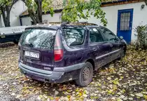 Rückansicht: Violet Renault Laguna Mk1 Estate (Violet De Bayeux). Foto: November 2020.