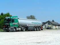 ACTROS1846, mit Tankauflieger der Fa. Gasperlmayr harrt am Bhf. Wieselburg seiner weiteren Verwendung entgegen; 090421