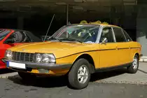 NSU Ro 80, gebaut in den Jahren von 1967 bis 1977. Dieser im Farbton cardizoorange lackierte Ro 80 hat einen Zweischeibenwankelmotor und leistet 115 PS. Das Kammervolumen beträgt pro Kammer 497 cm³. Die Höchstgeschwindigkeit wurde damals mit 180 km/h angegeben. Oldtimertreffen in Heiligenhaus am 12.09.2021.