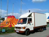 MB_207D des  World-Zirkus  beim Aufschlagen seiner Zelte am Vergn�gungsplatzgel�nde in Ried i.I.;090423