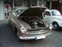 Wartburg 311-0 aus dem Jahr 1957. Im Januar 1956 trat der Wartburg 311 offiziell die Nachfolge des IFA F9 an. Er unterschied sich im wesentlichen durch die neu gestaltete Karosserie mit vier Türen, sondern auch durch den helleren Innenraum, bedingt durch die größeren größeren Glasflächen. In dieser Ausführung wurde das Modell bis Januar 1962 bei AWE (A utomobil W erke E isenach) gebaut. Der wassergekühlte Dreizylinderreihenzweitaktmotor hat einen Hubraum von genau 900 cm³ und leistet 37 PS. Oldtimertreffen in Heiligenhaus am 12.09.2021.