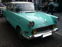 Opel 1200. Der Opel 1200 war ein Zwischentyp mit der Karosserie des Opel Olympia Rekord P1. Mit diesem Modell wollten die Rüsselsheimer die Zeit bis zur Einführung des neuen Opel Kadett überbrücken. Von August 1959 bis Dezember 1962 konnte Opel noch 67.952 Autos dieses Typs zu einem Preis ab DM 5835,00 verkaufen. Der Vierzylinderreihenmotor hat einen Hubraum von 1196 cm³ und leistet 40 PS. Die Höchstgeschwindigkeit wurde mit 119 km/h angegeben. Oldtimertreffen in Heiligenhaus am 12.09.2021.