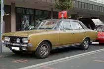 Opel Commodore A GS/E Limousine. Ende Februar 1967 stand der die neue Modellreihe Commodore bei den Opel-Händlern. Der vom Opel Rekord C abgeleitete Typ fand bei Publikum rasch Anerkennung als preisgünstiger Wagen für gehobene Ansprüche, da er mehr Prestige, Leistung und Fahrkomfort bot. Ab März 1970 wurde dann der Commodore GS/E angeboten. Er war wie seine Vorgänger als Limousine (meistens viertürig bestellt) und Coupe lieferbar. Ein solcher Commodore war im Jahr 1970 ab DM 12.300,00 zu haben. Der Sechszylinderreihenmotor hat einen Hubraum von 2490 cm³ und leistet 150 PS. Oldtimertreffen in Heiligenhaus am 12.09.2021.