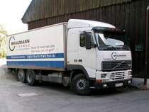 VOLVO-FH12_420 einer Tiefbaufirma  bei der Ortswasserleitung-Baustelle in Hohenzell;_090420