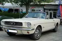 Ford Mustang 1 Convertible aus dem Modelljahr 1965 im Farbton wimbledon white. Der V8-Motor dieses  Ponys  hat einen Hubraum von 289 cui (4736 cm³) und leistet 203 PS. Die Höchstgeschwindigkeit lag, je nach gewähltem Getriebe, zwischen 175 km/h und 185 km/h. Oldtimertreffen in Heiligenhaus am 12.09.2021.