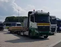 =MB Actros-Schwerlastsattelzug der rumänischen Spedition MAX LOADS rastet im Juni 2021 an der A 7