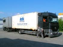 ACTROS1836 einer Niederbayrischen Spedition hat mit M�bel beladene Wechselcontainer in Ried i.I. abgeholt; 090424