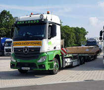 =MB Actros-Schwerlastsattelzug der rumänischen Spedition MAX LOADS rastet im Juni 2021 an der A 7