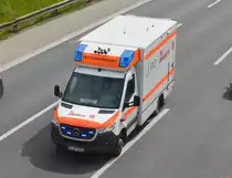 Die JOHANNITER aus Berlin mit einem MB Sprinter RTW am 26.04.21 Berliner Stadtautobahn Höhe Knobelsdorffbrücke.