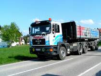 MAN-33.414 hat soeben eine Fuhre Rollierschotter zu einer Baustelle gebracht; 090424