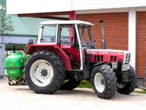 STEYR8065Turbo ist mit einem Unkrautspritztank am Messegel�nde in Ried i.I. im Einsatz; 090424