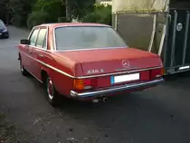 Heckansicht einer Mercedes Benz W114 V23 Limousine. Mülheim an der Ruhr-Saarn am 19.09.2021.