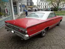 Heckansicht eines Mercury Marauder Parklane Fastback aus dem Modelljahr 1964. In diesem Modelljahr war die Modellreihe Marauder Parklane das Topmodell der Marke aus dem Ford Konzern. Darunter rangierte die Modellreihe Montclair und das Basismodell war der Monterey. Ein solches Modell war ab US$ 3127,00 zu haben. Das Modell war mit zwei verschiedenen V8-Motoren lieferbar: 6391 cm³ mit 250 PS, 268 PS, 300 PS und 330 PS oder 6997 cm³ mit 410 PS oder 425 PS. Kettwiger Oldtimerfrühling am 01.05.2017.