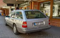 Rückansicht: Mercedes-Benz W124 E-Klasse T-Modell, gesehen in Juni 2021.