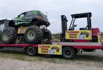 PT Cruiser als  Monstertruck  auf einem Tieflader gesehen am 21.09.2021 in Weiden Oberpfalz