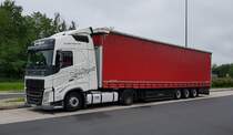 =Volvo FH 500-Sattelzug von  AvtoPark  rastet im Juni 2021 an der A 5