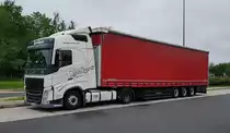 =Volvo FH 500-Sattelzug von  AvtoPark  rastet im Juni 2021 an der A 5