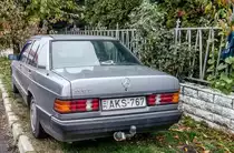 Rückansicht: Mercedes-Benz 190  Baby Benz  in November 2020.