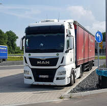 =MAN-Sattelzug aus Rumänien steht auf dem Rasthof Fulda-Nord, 06-2021