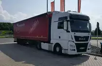 =MAN-Sattelzug aus Rumänien steht auf dem Rasthof Fulda-Nord, 06-2021