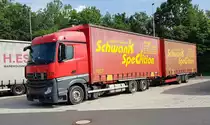 =MB Actros-Hängerzug der Spedition SCHWANK steht auf dem Rasthof Fulda-Nord, 06-2021