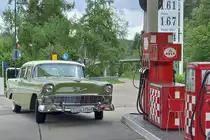 Chevrolet Bel Air 1956, 4-Door Sedan, Motor: 4,6 l V8, ca. 180 PS, Neupreis 1956: 2.830 US$, am 16.08.2021 an einer 1954 gebauten und 2016 nach Umbauarbeiten eröffneten Tankstelle an der Schwarzwaldhochstraße, Nähe Freudenstadt
