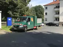 Zum Grasschneiden hält ein Wagen der Stadt Bad Vilbel am Berkersheimer Weg. 22.09.2021 | 13:43 Uhr