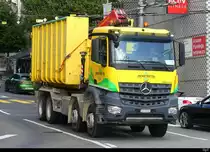 Mercedes mit Container unterwegs in Lausanne am 21.09.2021