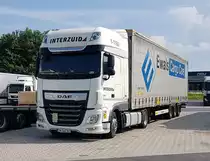 =DAF XF der Spedition INTERZUID transportiert einen Sattelauflieger von EWALS, 06-2021