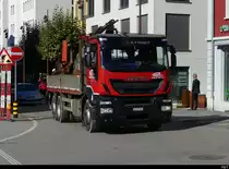 Iveco - Lkw mit Pritsche und Ladekran unterwegs in Sierre am 21.09.2021