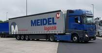 =MB-Sattelzug der Spedition MEIDEL rollt nach Beendigung des Ruhezeit wieder auf die Autobahn, 06-2021
