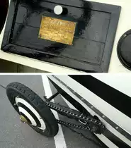 Details eines Fahrzeugs der Grade Automobil-Werke von 1921. Im Februar 1921 wurde die Grade-Automobil-Werke AG vom Flugzeugkonstrukteur Hans Grade zur Herstellung von Kleinwagen gegründet. Die Bestimmungen des Versailler Vertrags untersagten nach dem Ersten Weltkrieg weitgehend die Flugzeugbau-Aktivitäten in Deutschland, so dass sich viele Flugzeugbauer auf benachbarte Gebiete wie den Fahrzeugbau begaben. (Quelle: https://de.wikipedia.org/wiki/Grade-Automobil-Werke). Das originale Typenschild ist hier am Armaturenbrett befestigt. Dieses Fahrzeug fuhr im Jahre 1923 bei einem Rennen auf der AVUS in Berlin. Zu damaliger Zeit üblich: der Antrieb der Hinterachse über eine entsprechend dimensionierte Kette. Foto: AVUS 100, 24.09.2021