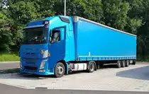 =Volvo FH verbringt seine Ruhezeit auf dem Autohof Fulda-Nord im Juli 2021