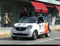 Weisss - Schwarzer Smart mit Werbung unterwegs in Lausanne am 21.09.2021