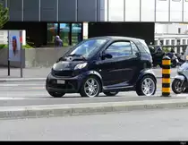 Schwarzer Smart unterwegs in Lausanne am 21.09.2021