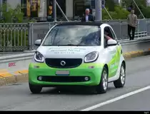 Grün - Weisser Smart mit Werbung unterwegs in Lausanne am 21.09.2021