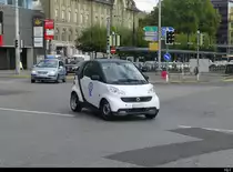 Weisser Smart mit Werbung unterwegs in Lausanne am 21.09.2021