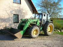 John Deere 2250 mit Frontlader, gesehen am 25.04.09 auf R�gen