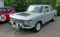 BMW 2000 Ti. Baujahr um 1966. 4-Zylinder-Reihenmotor mit 140PS (104kW9. In einem Rahmenrennen zum Großen Preis von Deutschland fuhr ein Wagen dieses Typs am 6. August 1966 die Nordschleife des Nürburgrings in 9:58:9 Minuten. Im selben Jahr gewann Hubert Hahne und Jachy Ickx das 24h- Rennen von Spa-Francorchamps. Foto: AVUS 100, 24.09.2021