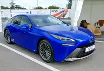 Toyota Mirai. Brennstoffzellenauto. Beim Anfahren und Beschleunigen wird der Elektromotor durch eine Batterie unterstützt. Als Brennstoff verbraucht die Brennstoffzelle Wasserstoff Gas. Dieses befindet sich in drei Tanks unter dem Unterboden. Der E-Motor entwickelt eine Leistung von 182PS (134kW). Reichweite ca. 500km. Foto: AVUS 100, 24.09.2021