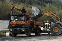 Unter den Blicken des Kollegen wrid der Atego 1828  PALIFT  vom LIEBHERR 576 2plus2 mit Schotter beladen. Man beachte die Gr��e der Schaufel und den Gr��enunterschied zwischen Rad und Lkw...