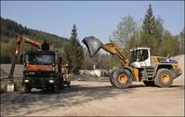 Der LIEBHERR 576 hat den Schotter auf den Atego 1828  PALIFT  geladen und setzt nun zur�ck...