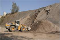 ... um eine weitere Schaufel Schotter aufzunehmen. Hmm eine weitere Schufel Schotter w�rde das Gesamtgewicht  etwas  �berschreiten;-)
Nachdem der Lkw nun beladen war, wurde der Schotter auf andere Halden verteilt...